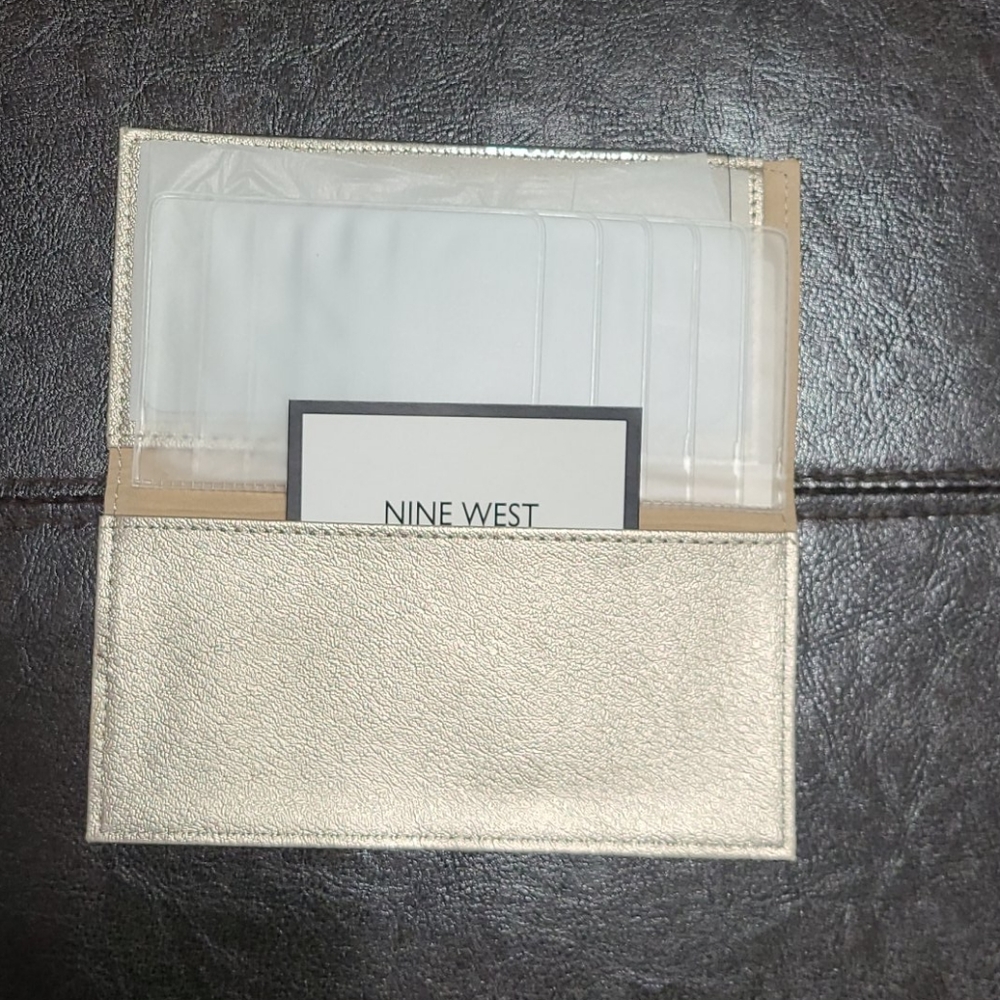 🎟️3x$10🎟️ EUC gold colored Nine West billfold